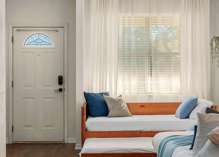 Stylish & Renovated Modern Farmhouse Boutique Apt