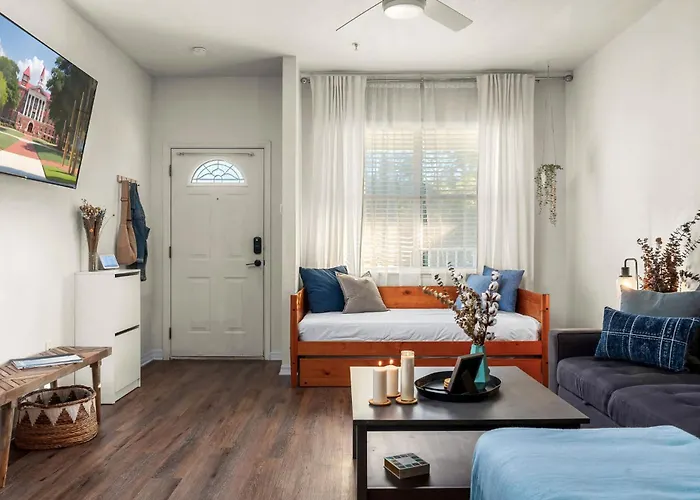 Stylish & Renovated Modern Farmhouse Boutique Apt