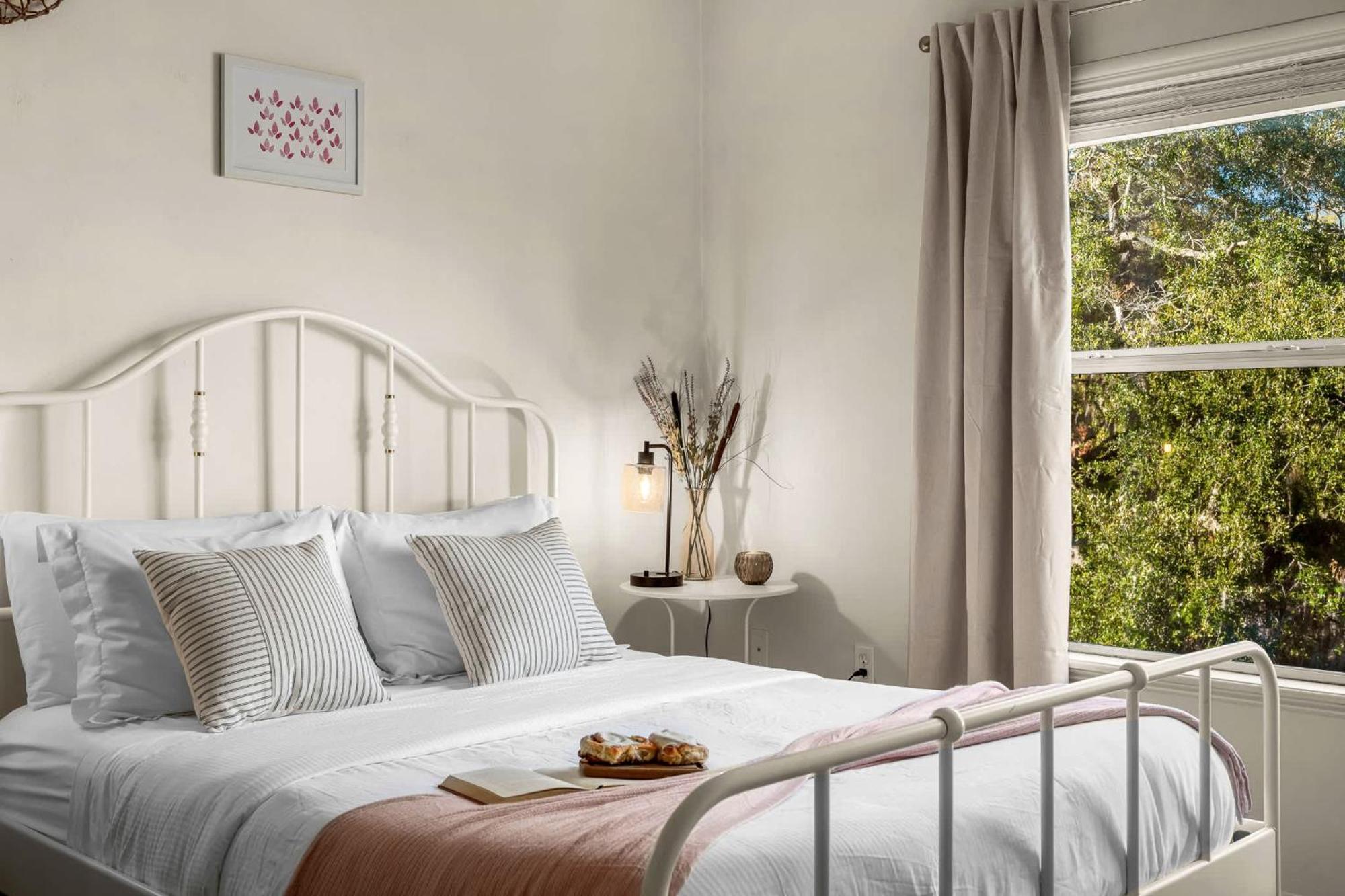 Stylish & Renovated Modern Boutique Hébergement de vacances
